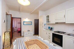 Køleskab, ovn, kogeplade, kaffe-/temaskine