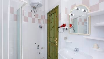 Dusche, Haartrockner, HandtĂŒcher