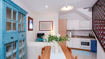 Kühlschrank, Ofen, Herdplatte, Wasserkocher mit Kaffee-/Teezubehör