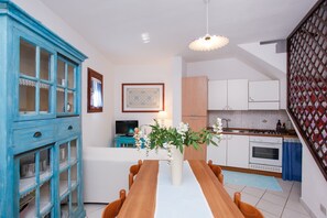 Fridge, oven, stovetop, coffee/tea maker
