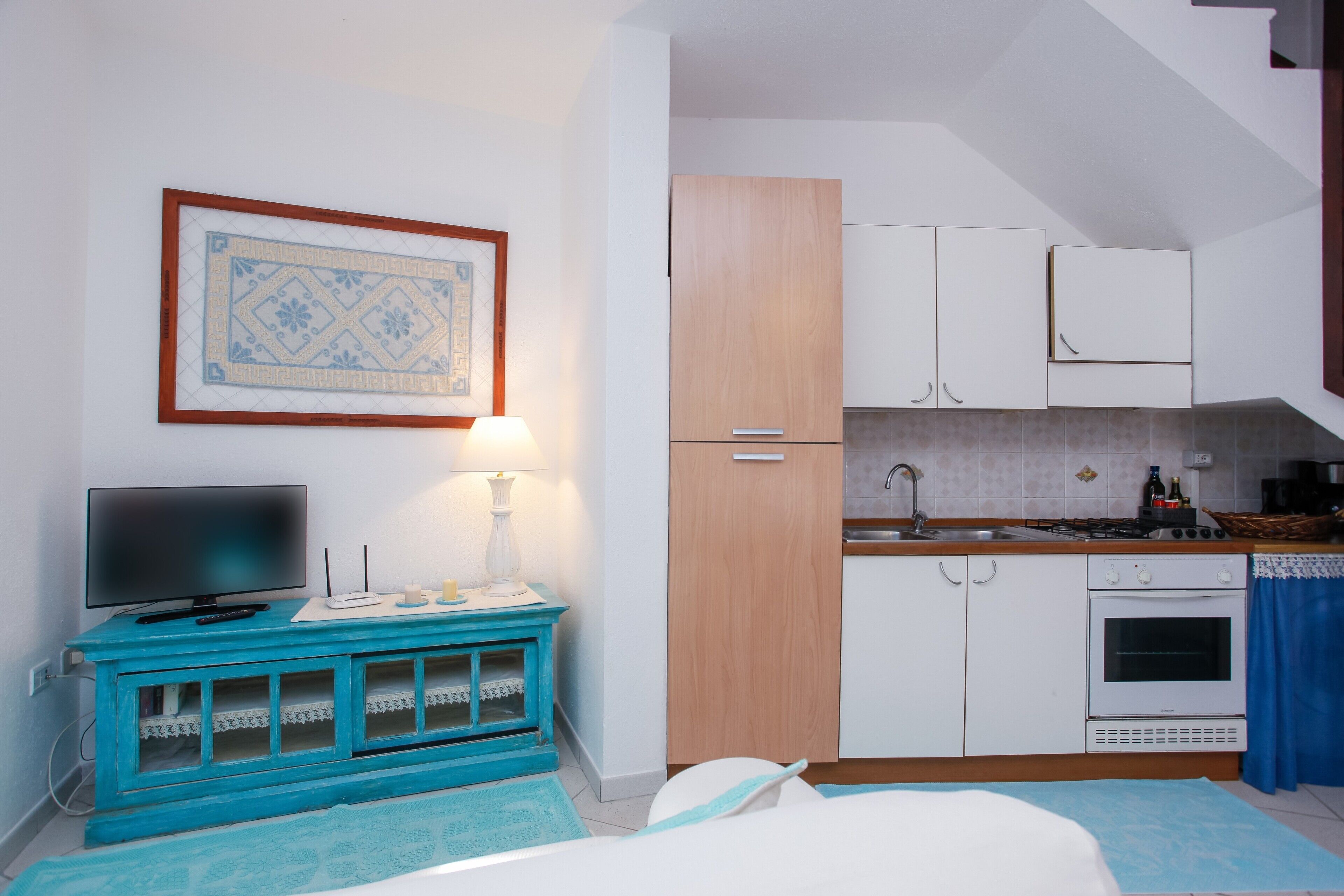 Kühlschrank, Ofen, Herdplatte, Wasserkocher mit Kaffee-/Teezubehör