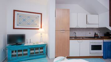 Kühlschrank, Ofen, Herdplatte, Wasserkocher mit Kaffee-/Teezubehör