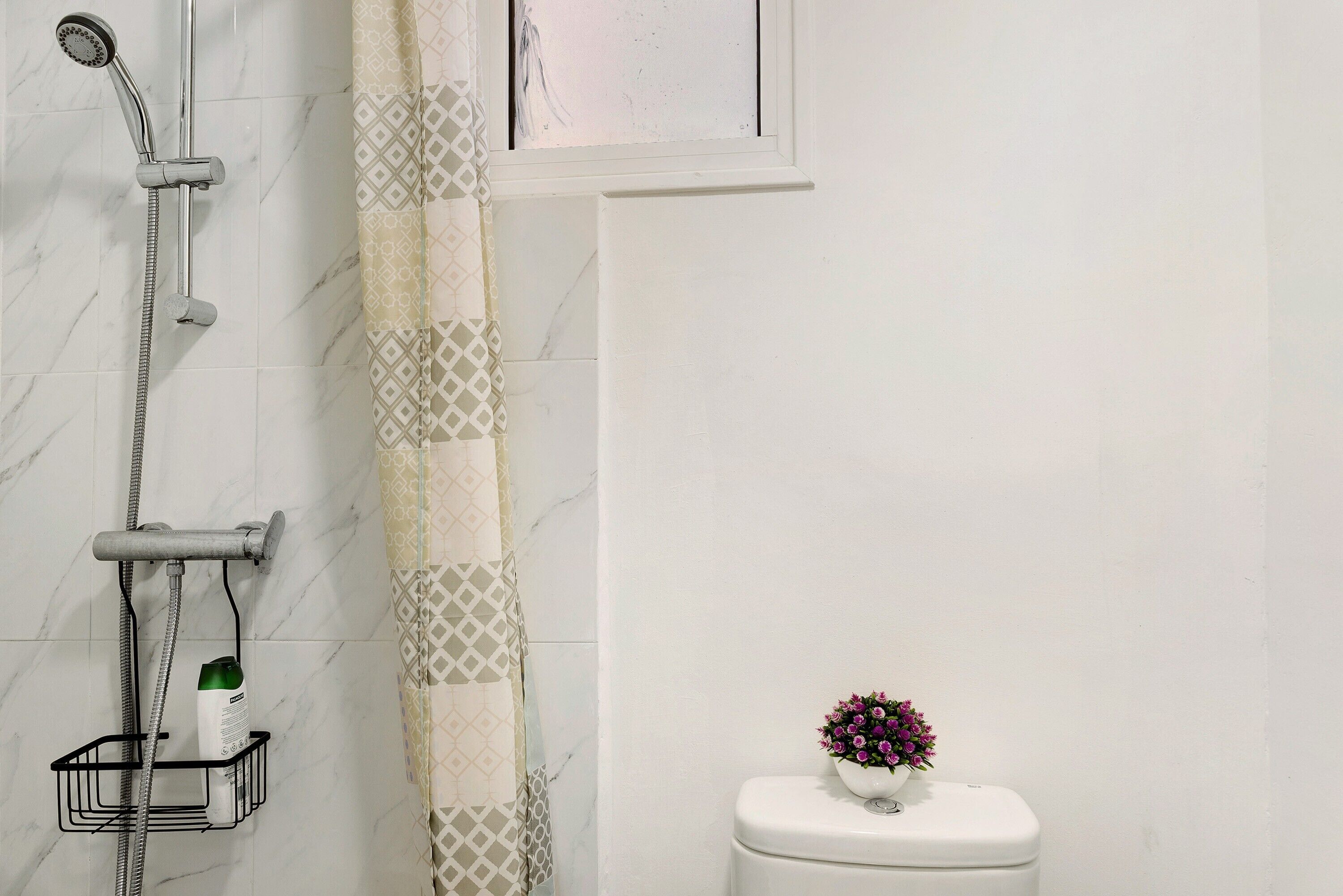 Dusj, hårføner og håndklær