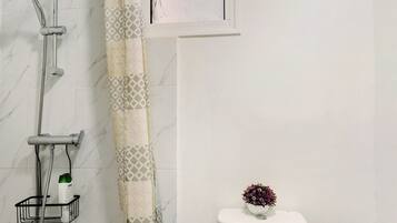 Dusj, hårføner og håndklær