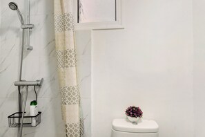 Douche, sèche-cheveux, serviettes fournies