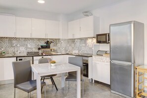 Een koelkast, een microgolfoven, een oven, een kookplaat