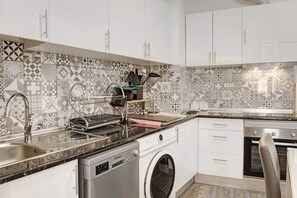 Fridge, microwave, oven, stovetop - Holiday Home 'Funchal' with Sea View, Balcony & Wi-Fi (Funchal)