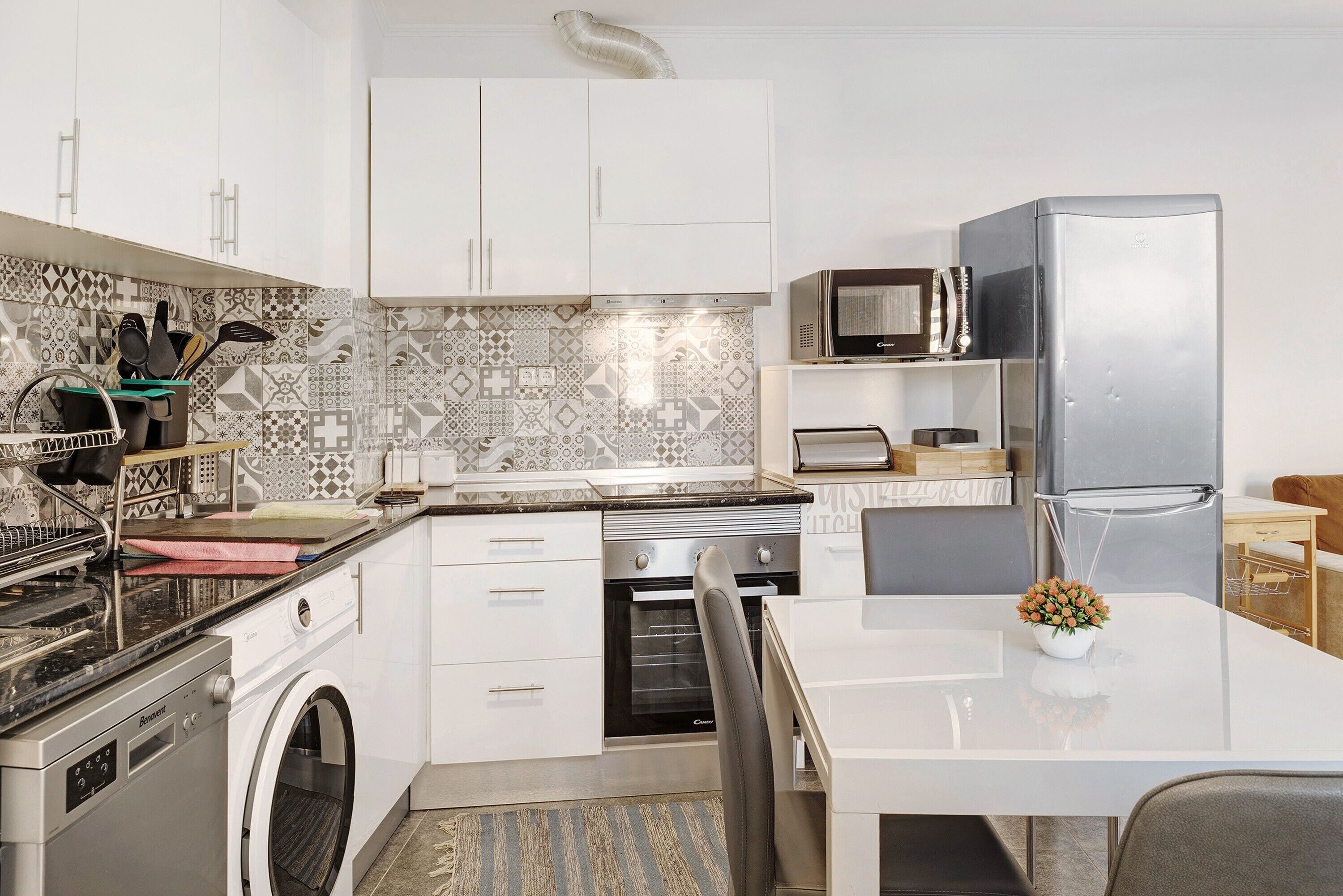 Køleskab, mikrobølgeovn, ovn, kogeplade