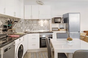 Fridge, microwave, oven, stovetop - Holiday Home 'Funchal' with Sea View, Balcony & Wi-Fi (Funchal)