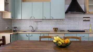 Frigorifero, forno, piano cottura, macchina per tè/caffè