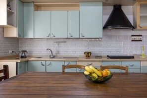 Geladeira, fogão, cooktop, cafeteira/chaleira