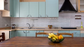 Réfrigérateur, four, plaque de cuisson, cafetière/bouilloire