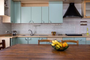 Fridge, oven, stovetop, coffee/tea maker - Holiday Home 'Villetta Il Gallo' with Terrace, Garden & Wi-Fi (Mazara Del Vallo)