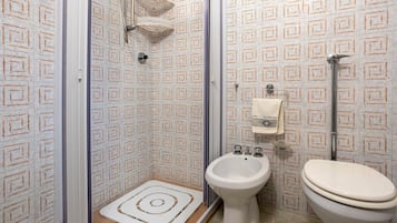 Douche, serviettes fournies