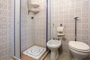 Shower, towels - Holiday Home 'Villetta Il Gallo' with Terrace, Garden & Wi-Fi (Mazara Del Vallo)