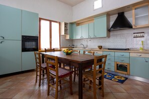 Fridge, oven, stovetop, coffee/tea maker - Holiday Home 'Villetta Il Gallo' with Terrace, Garden & Wi-Fi (Mazara Del Vallo)