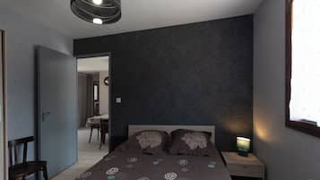 2 bedrooms, iron/ironing board, bed sheets, wheelchair access