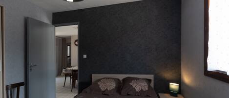 2 bedrooms, iron/ironing board, bed sheets, wheelchair access