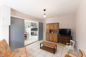 TV - Holiday Home "Ombre d'Été" with Private Garden & A/C (RUOMS)