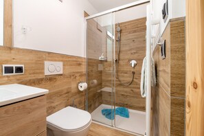 Shower, hair dryer, towels - Apartment 'Rodererhof Lajen Apt Schlern' with Mountain View, Balcony and Wi-Fi (Laion)