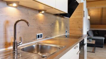 冷蔵庫、電子レンジ、オーブン、コンロ