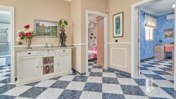 5 bedrooms, iron/ironing board, free WiFi, bed sheets