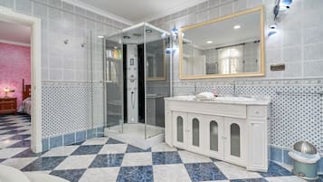 Bañera, artículos de higiene personal gratuitos y secador de pelo