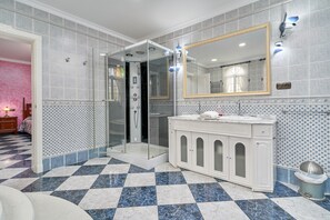 Baignoire, articles de toilette (gratuits), séchoir à cheveux