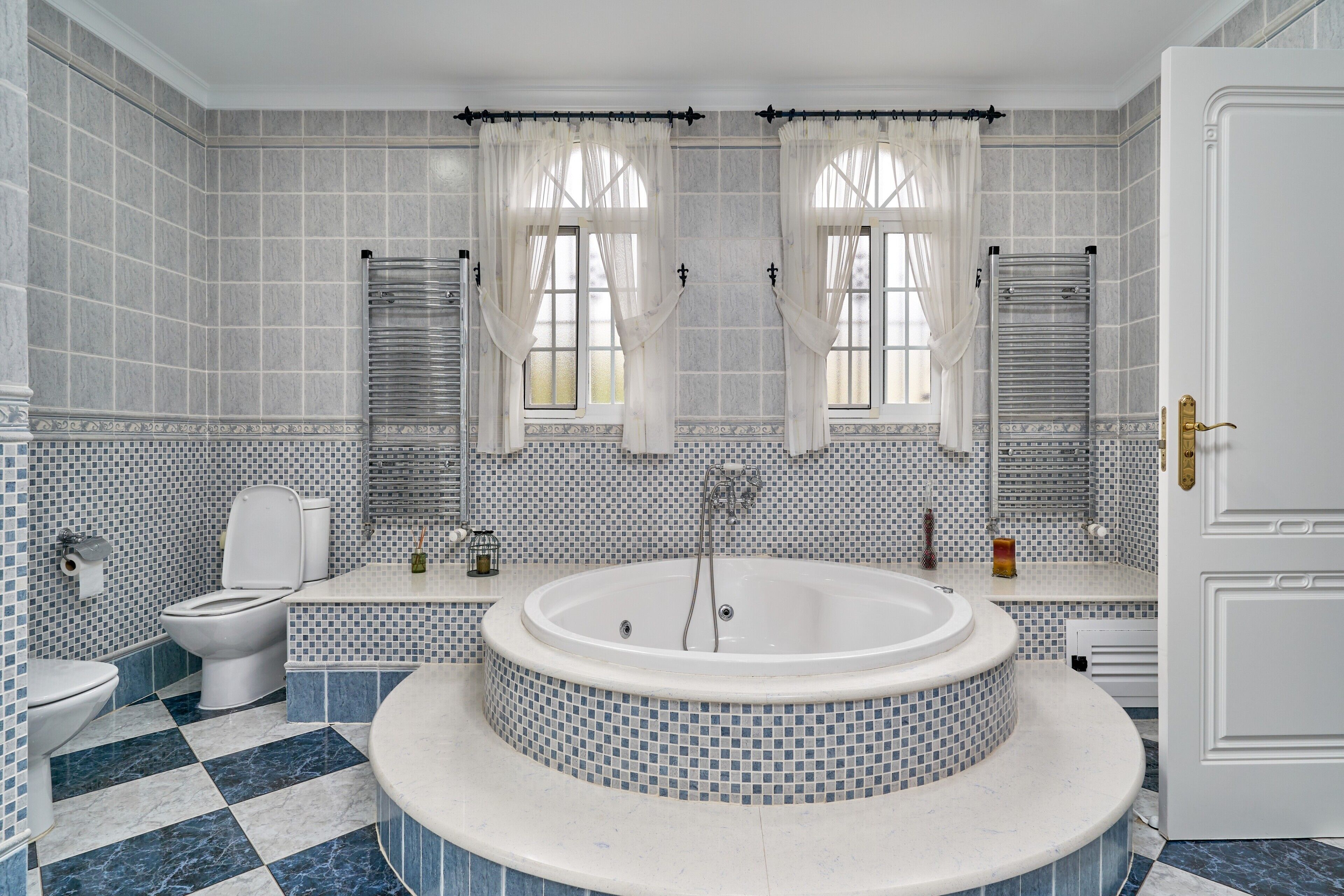 Bañera, artículos de higiene personal gratuitos y secador de pelo