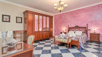 5 bedrooms, iron/ironing board, free WiFi, bed sheets