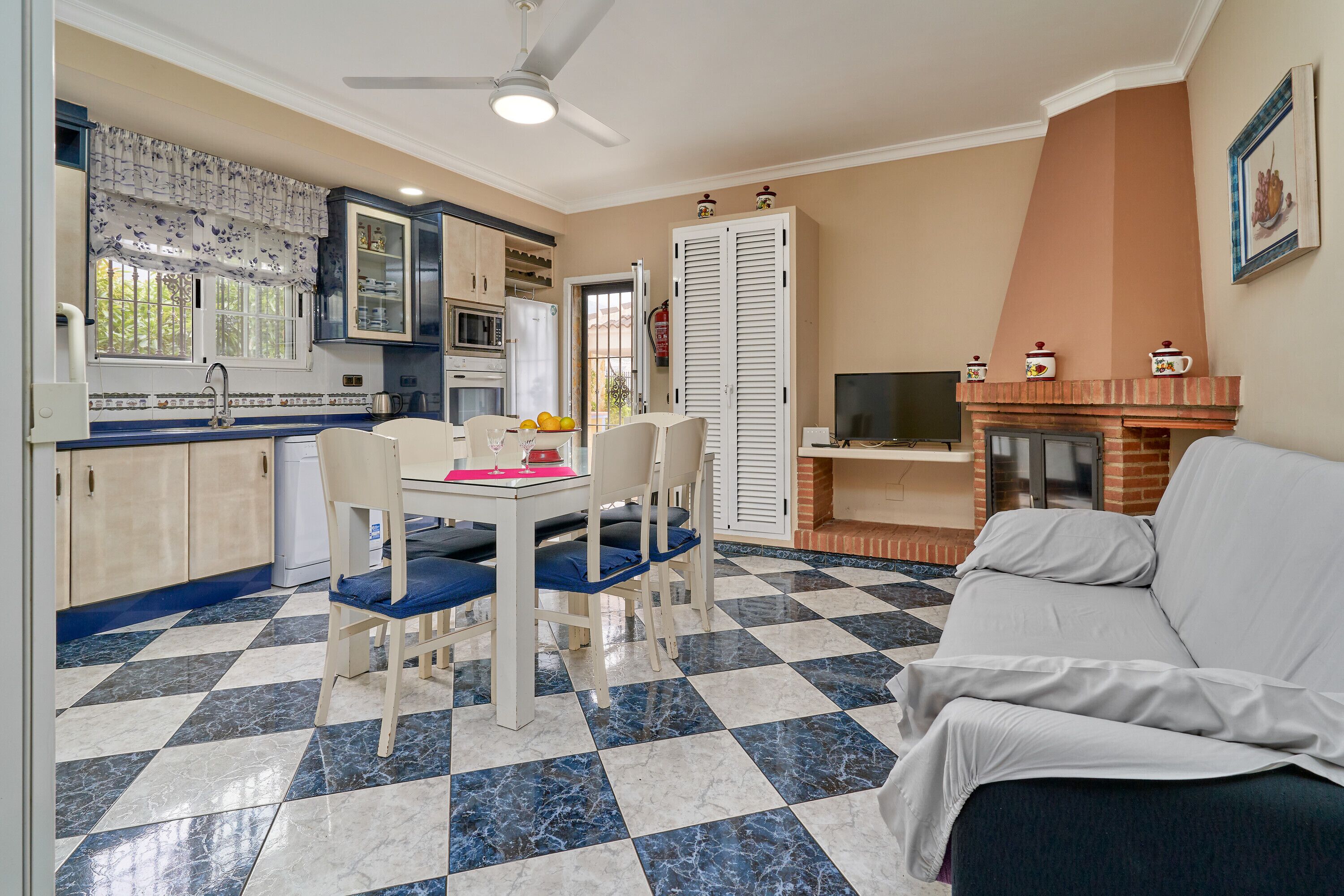 Fernseher, Kamin, Tischtennisplatte