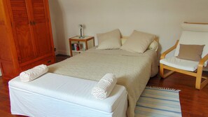 1 bedroom, free WiFi, bed sheets - guestroom (Petit-Couronne)