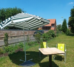 Outdoor dining - guestroom (Petit-Couronne)