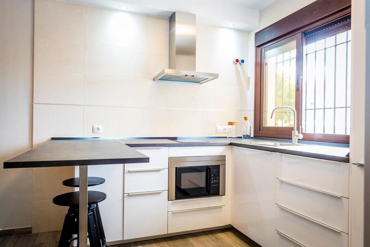 Frigorífico, microondas, placa de cocina y cafetera o tetera