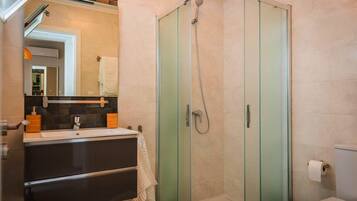 Dusche, Haartrockner, HandtĂŒcher