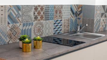 Réfrigérateur, micro-ondes, plaque de cuisson, cafetiÚre/bouilloire