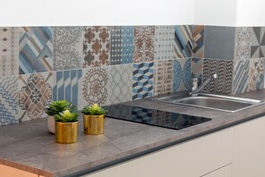 Kühlschrank, Mikrowelle, Herdplatte, Wasserkocher mit Kaffee-/Teezubehör