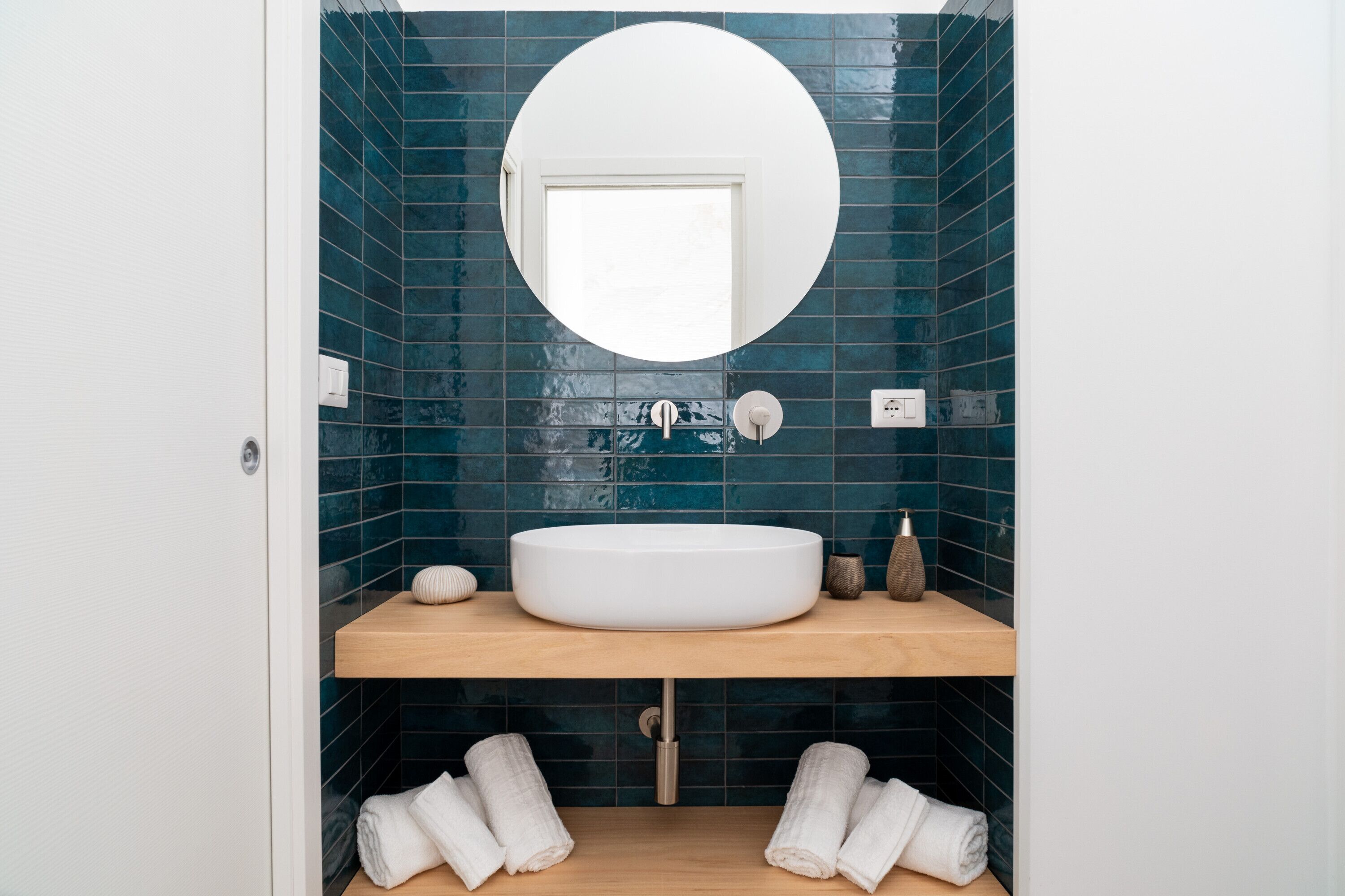 Douche, sèche-cheveux, serviettes fournies