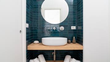 Douche, sĂšche-cheveux, serviettes fournies