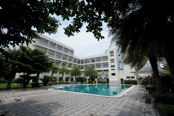 حمّام سباحة خارجي