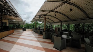 Daily buffet breakfast (INR 550 per person)