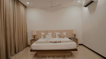 Standard Double Room | Down duvets, iron/ironing board, free WiFi, bed sheets