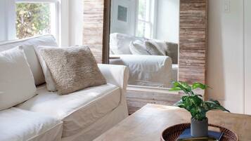 Televisión, chimenea y oficina