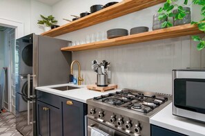 Réfrigérateur, four à micro-ondes, un four, surface de cuisson