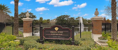 Señal para el Estanque Swann en Hyde Park Village, indicando su ubicación en la calle Swann, número 179, Parques y Recreación de la Ciudad de Toronto.