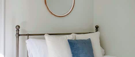 2 bedrooms, desk, iron/ironing board, WiFi