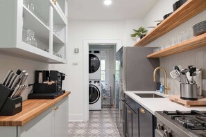 Cafetera y tetera, refrigerador, microondas y horno 
