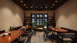 Dining - Entire 6BR Heritage Villa D1 Saigon with Workspace FastWiFi for Group and Family (Thành phố Hồ Chí Minh)