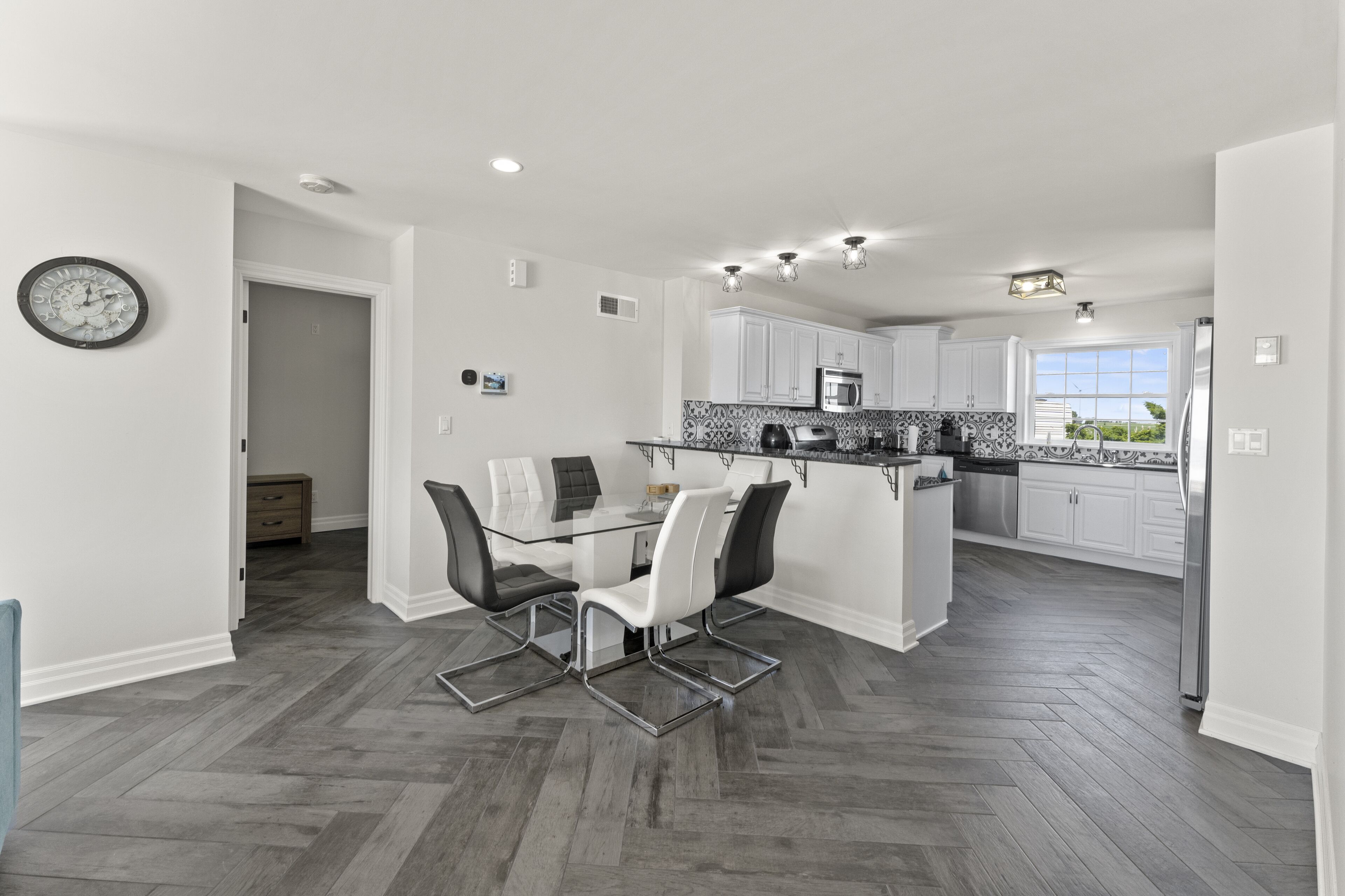 Jääkaappi, mikroaaltouuni, uuni, liesi