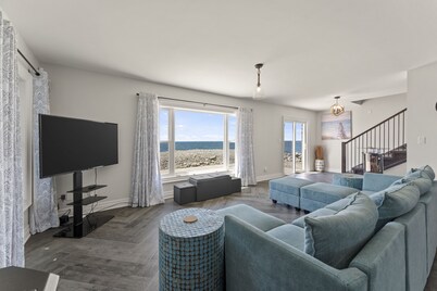 Cozy 3 Bedroom Lakefront Cottage